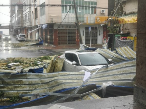 隆源配资 桦加沙登陆阳江：铁皮杂物乱飞 台风来袭影响生活