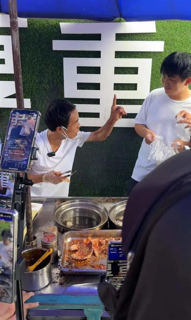 景德镇鸡排哥摊位前大排长龙 情绪价值引追捧