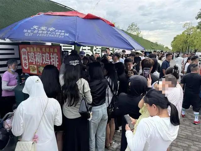 景德镇鸡排哥摊位前大排长龙
