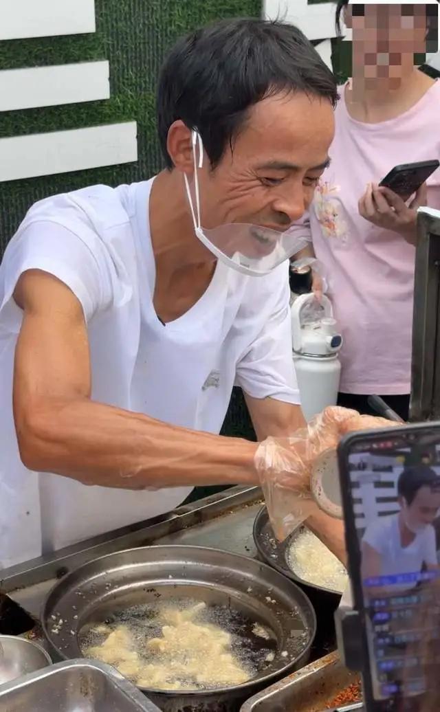 景德镇鸡排哥摊位前大排长龙 情绪价值引追捧