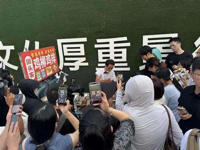 景德镇鸡排哥摊位前大排长龙 情绪价值引追捧