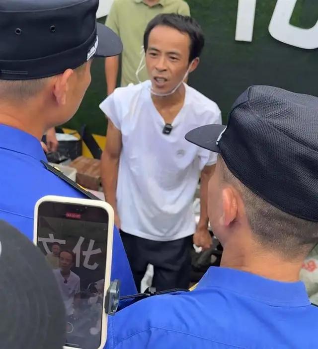景德镇鸡排哥摊位前大排长龙 情绪价值引追捧